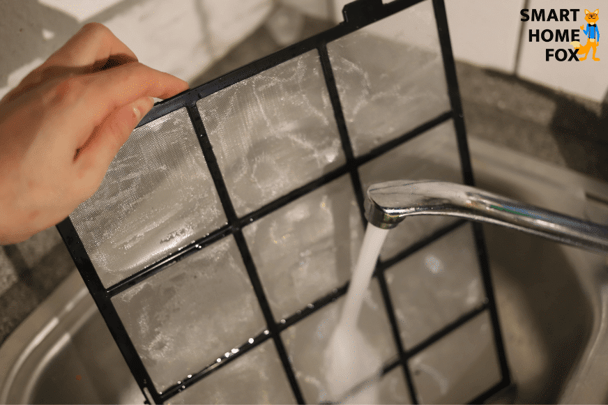 Der Vorfilter des Philips AC2889/10 wird unter fließendem Wasser gereinigt